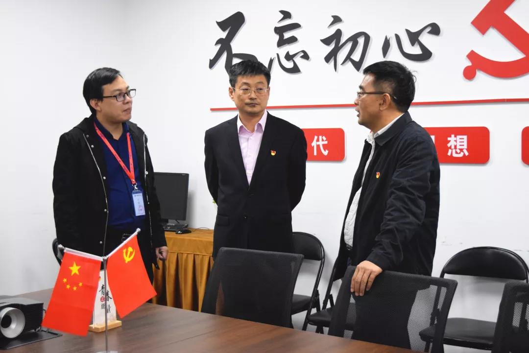中共安陽(yáng)市委網(wǎng)信辦主任路玉軍、副主任王曉萌等一行人蒞臨安陽(yáng)青峰網(wǎng)絡(luò )指導工作
